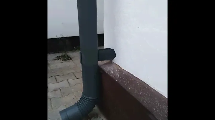 Аккуратное крепление водосточной трубы